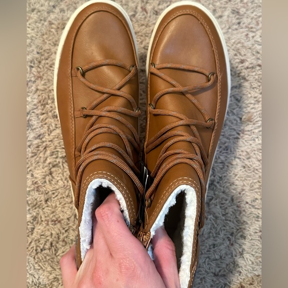 NWT Target universal thread fleece lined boots. Size 8.5 - Picture 2 of 4